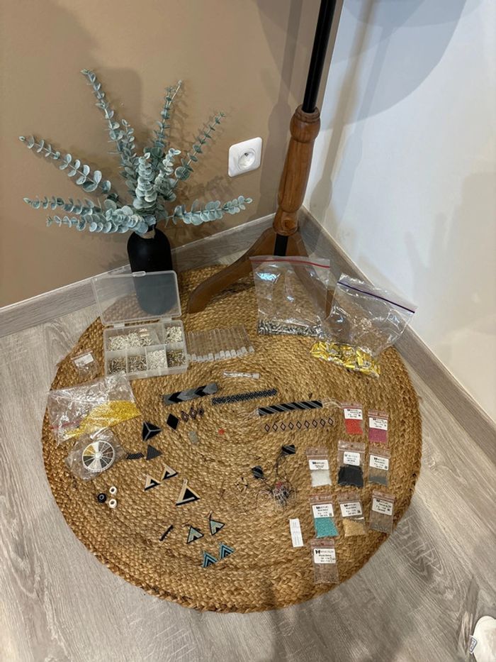 Lot création perles miyuki avec accessoires et feuilles croquis