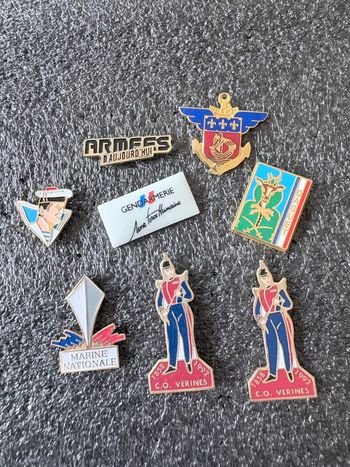 Lot de 8 pin’s thème armée