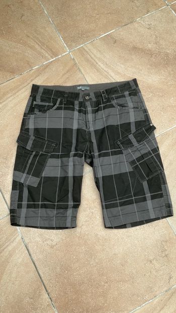 Bermuda gris et noir à carreaux   L (n°15)