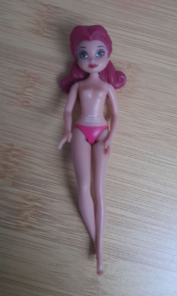 Petite poupée Rosetta  avec 4 robes - photo numéro 2