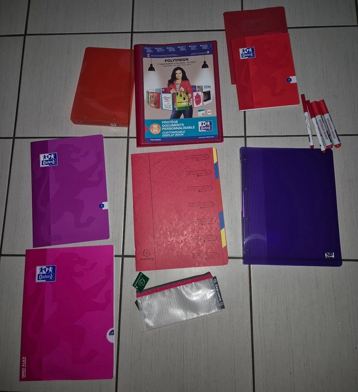 Fournitures scolaires roses rouges violet