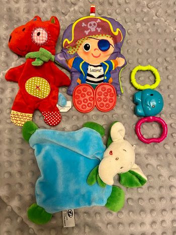 Lot doudous, hochet, anneau de dentition