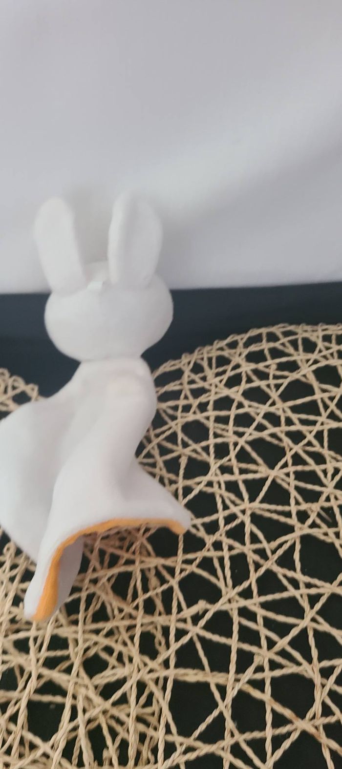 Siplec - Leclerc Doudou lapin losange plat en velours orange, blanc et gris, brodé d'un panier rou - photo numéro 3