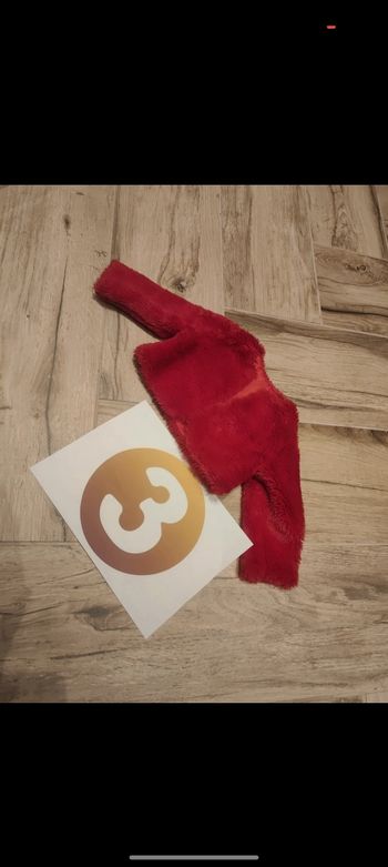 Veste fourrure 
Coloris rouge 
Taille 3-6 mois 62 cm