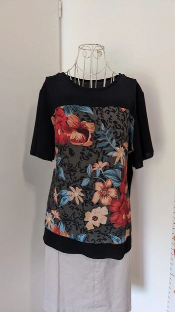 Tee-shirt noir fleuri large et fluide 38