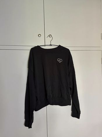 Pull noir avec cœur rose