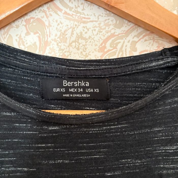 T-shirt Bershka • gris • XS 🌿 - photo numéro 2