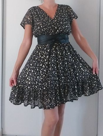 Jolie robe fleurie dorée