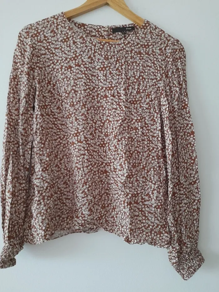 Blouse manches longues et col rond.