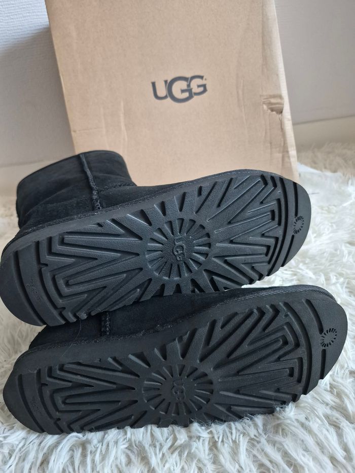 UGG noire - Taille 40 - Neuve - photo numéro 4