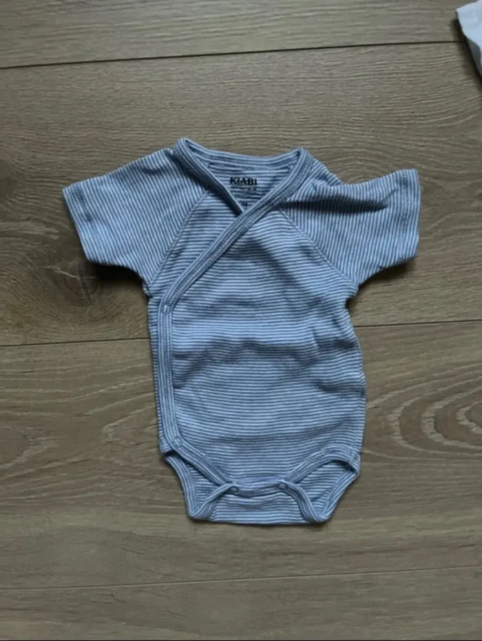 Lot de bodies Kiabi taille 0 - photo numéro 5