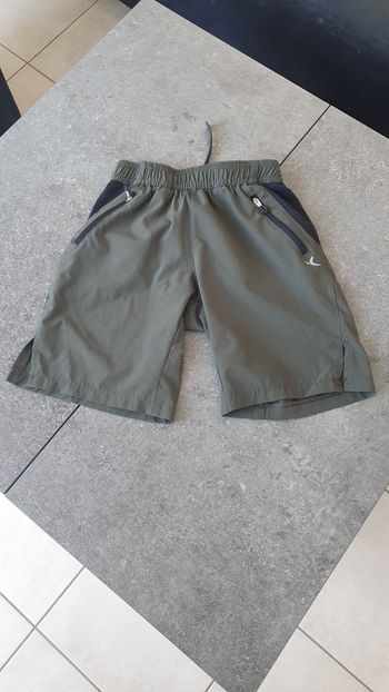 Short kaki en 8/9 ans