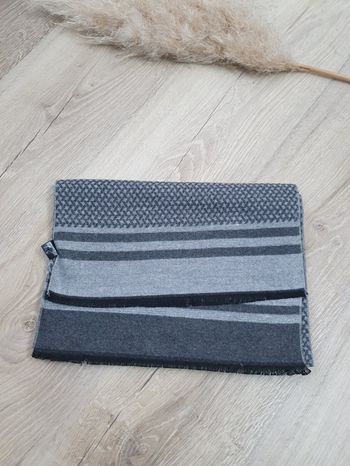 Echarpe fine grise et noir pour homme