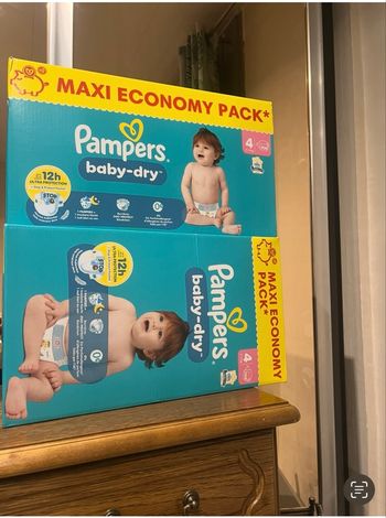 Deux cartons couches T 4 Pampers 