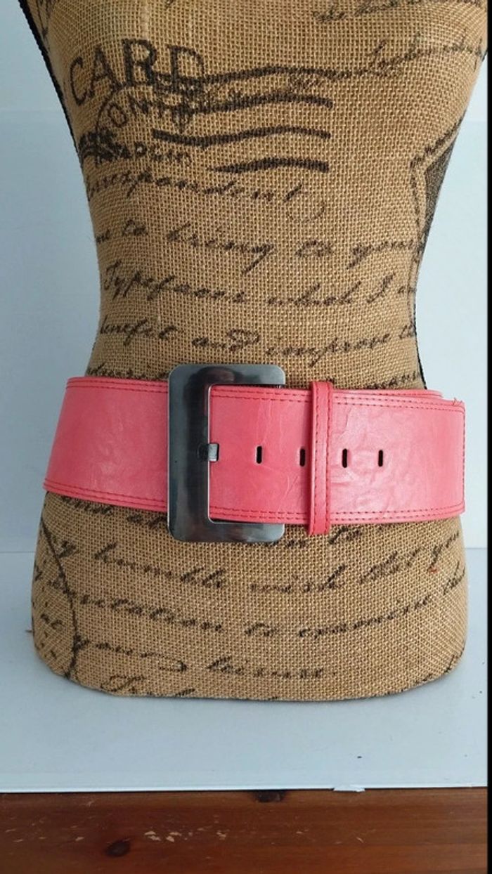 Ceinture rose large grosse boucle 95 cm
