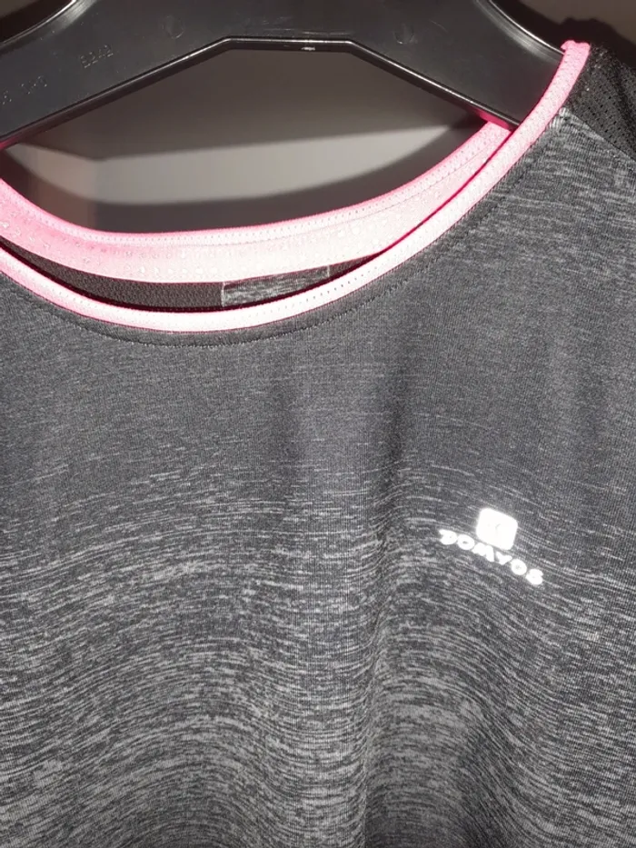 T shirt de sport. Taille 8 ans.decathlon - photo numéro 2