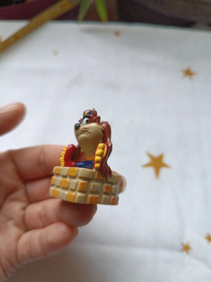 Petite small miniature figurine Looney Tunes toons Taz roller skating Warner assis mur wall sit - photo numéro 4