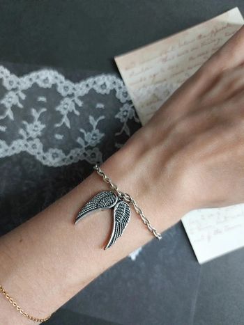 magnifique bracelet avec breloque aile d'ange couleur argenté