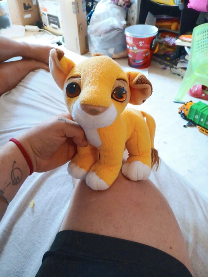 Peluche simba 20cm env usures sur le nez et yeux