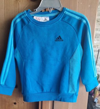 Sweat Adidas bleu taille 24 mois
92 cm