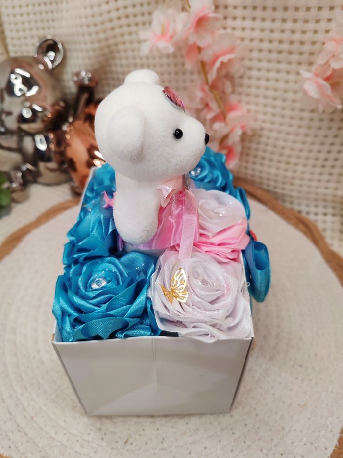 Box fleurale avec rose en satin - photo numéro 5