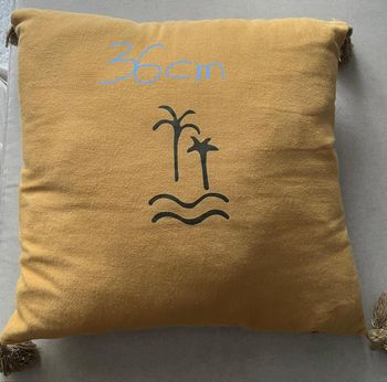 Coussin motif palmier et vagues + 4 pompon Très Bon Etat / Couleur : Moutarde et Or 🛏. 36 cm voir p