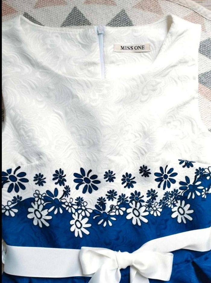 Robe  blanc  bleu  fleuri  cérémonie  -  Miss  One  -  M =  XS actuel -  Neuve - photo numéro 6