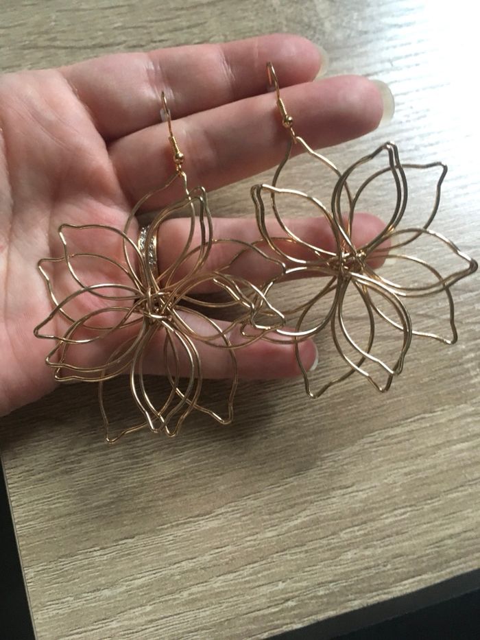 Boucles d’oreilles pendantes NEUVES Pour femme forme grosses fleurs 🌼 couleur doré - photo numéro 2
