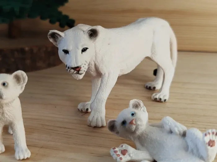 Schleich lionne Albinos et ses bébés Figurine animal de la savane - photo numéro 2