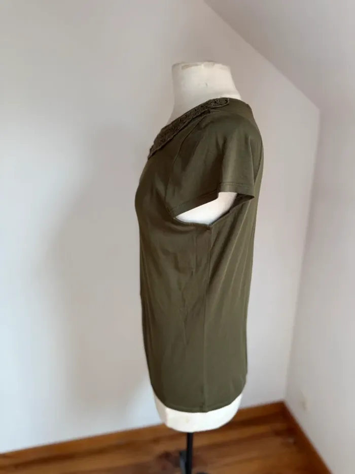 Superbe T Shirt en tissu doux fluide vert kaki avec dentelle naf naf 40 L - photo numéro 4