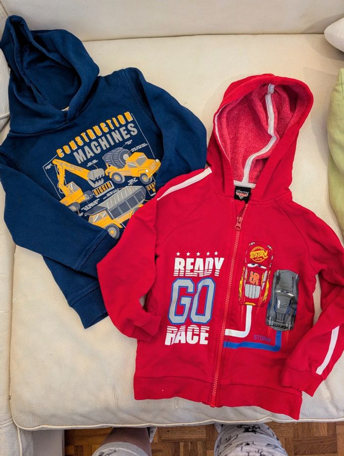 Lot de 2 sweats à capuche rouge et bleu marine