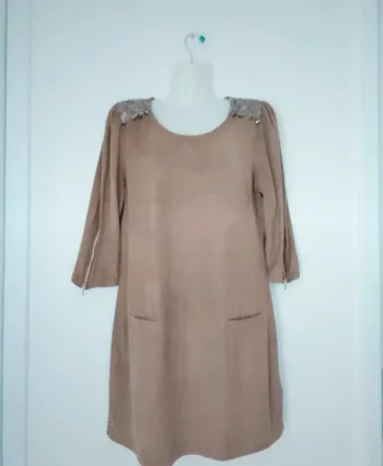 Robe daim avec clou et strass manches trois quart femme c