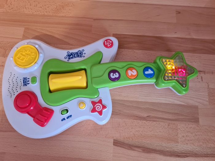Guitare sonore et lumineuse 1er age - photo numéro 2