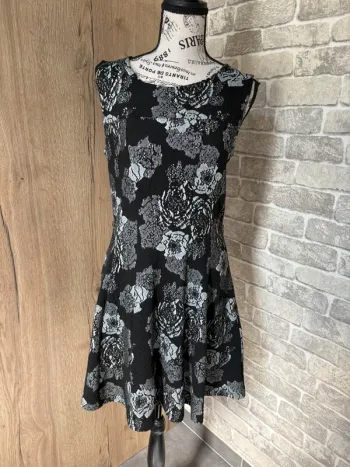 Robe patineuse imprimée fleurie taille 4