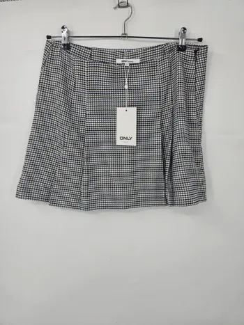Jupe-short plissée ONLY – Carreaux pied-de-poule – Taille 42 – Neuve