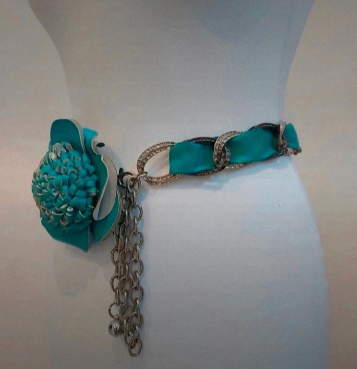 Ceinture avec fleur en cuir et chainette ajustable - photo numéro 3