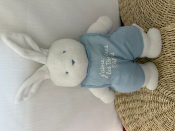 Doudou lapin blanc bleu Tendres Calins KLORANE