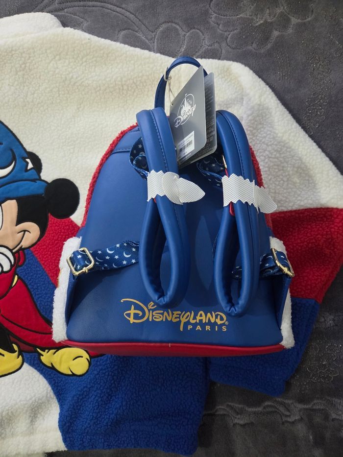 1x Sac à dos Loungefly Polaire logo Mickey Sorcier Disneyland Paris +1 goodies Disney offert - photo numéro 3