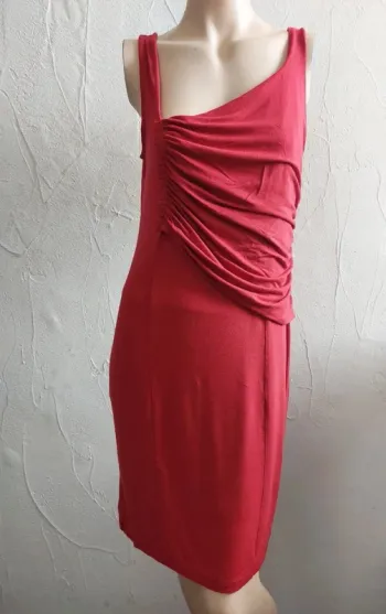 Robe rouge élégante asymétrique