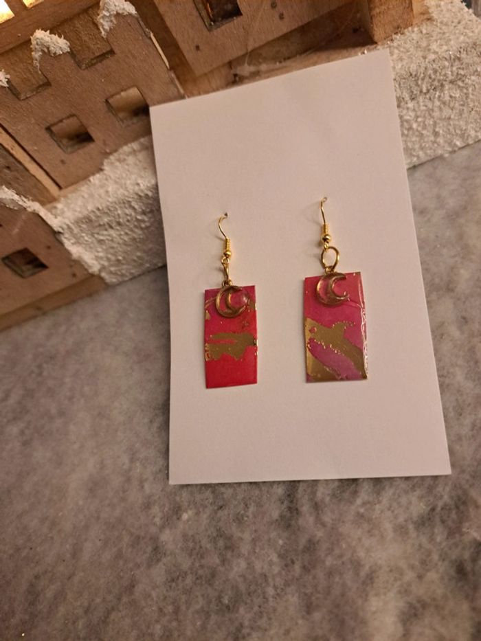 Boucles d'oreilles pendante en résine rose et doré - photo numéro 6