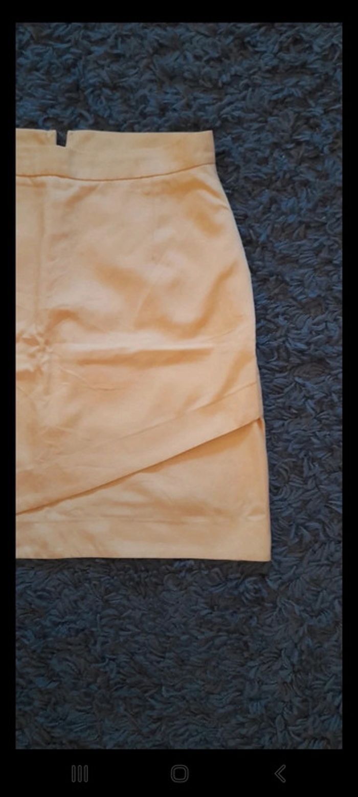 Jupe courte jaune - photo numéro 5