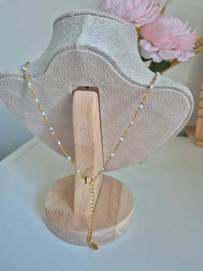 Collier style gigi dorée en acier inoxydable perles résines blanches avec médaille croix - photo numéro 3