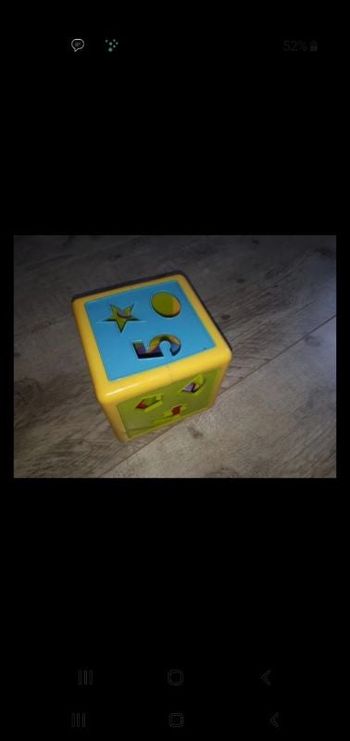 Cube à formes encastrables