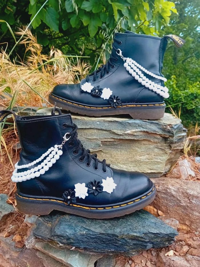 Dr. Martens noir made in England 🇬🇧 custom chic perles et fleurs uk7 40