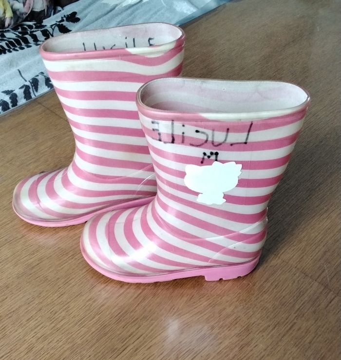 Bottes  de  pluie  ,rayé  rose  et  blanc  ,motif  hello Kity  ,Sanrio  ,pointure 26 - photo numéro 2
