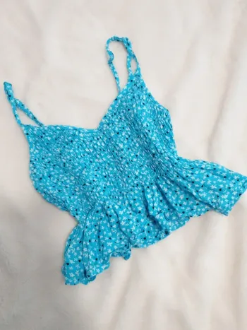 Top court en tissu fleuris bleu