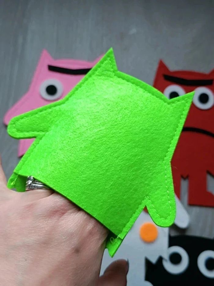 Les 7 peluches marionnettes montres de la couleur des émotions Montessori - photo numéro 6