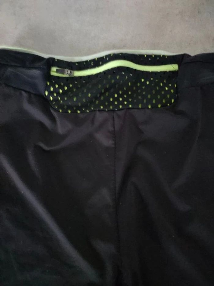 Leggings de sport Decathlon taille 34 noir et vert avec poche - photo numéro 2