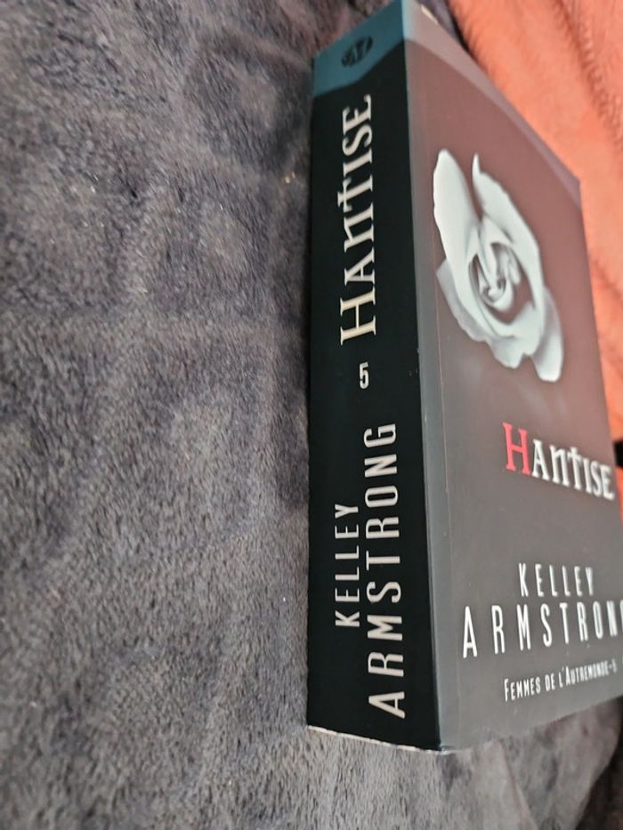 Livre de poche kelley Armstrong hantise - photo numéro 3