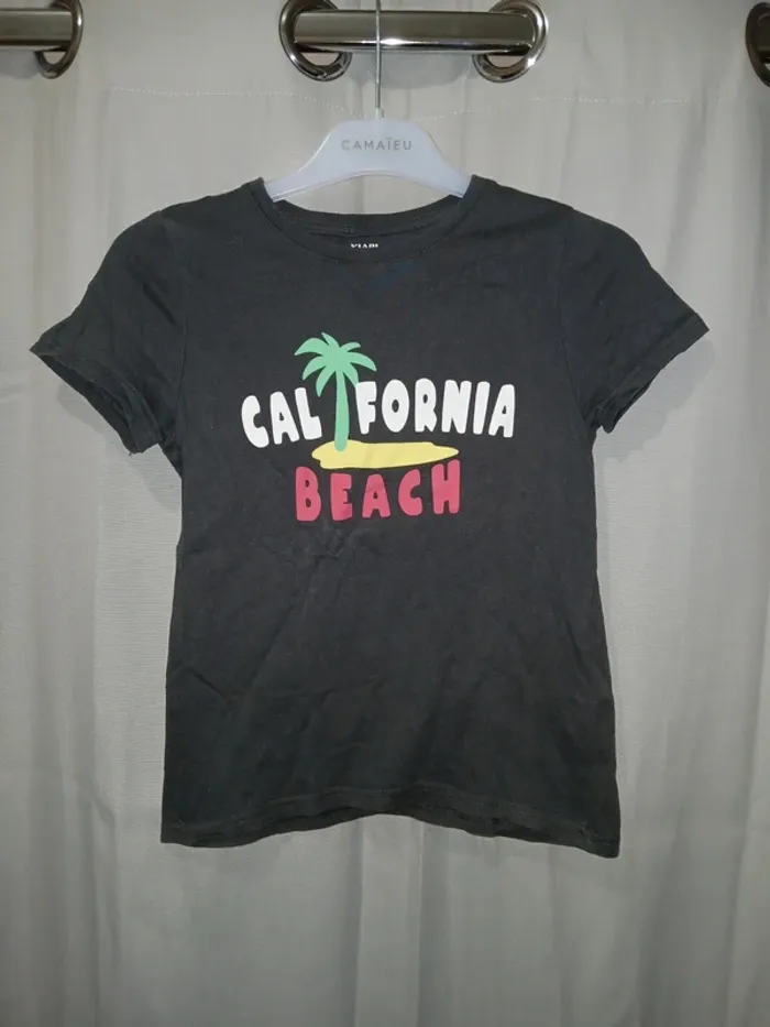 💙 T-shirt manches courtes Kiabi taille 8 ans.